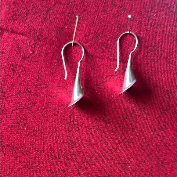 Elegant sterling silver lily Earrings - Picture 4 of 4